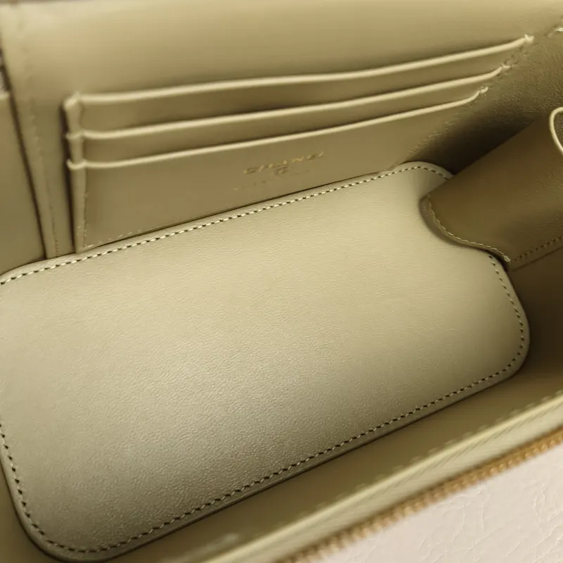 Chanel Crossbody Bag Edition Lambskin One Size 16 × 8 × 9.5 cm — detail view 7 of 10