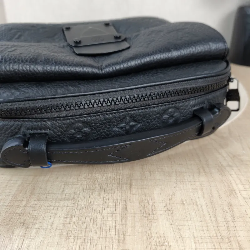 Louis Vuitton Crossbody Bag S Lock Messenger Bag Black Calfskin One Size22 × 8 × 18 cm — detail view 4 of 15