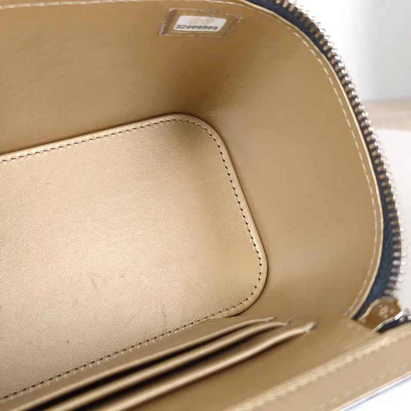 Chanel Crossbody Bag Edition Black Lambskin One Size 16 × 8 × 9.5 cm 32 — detail view 3 of 14