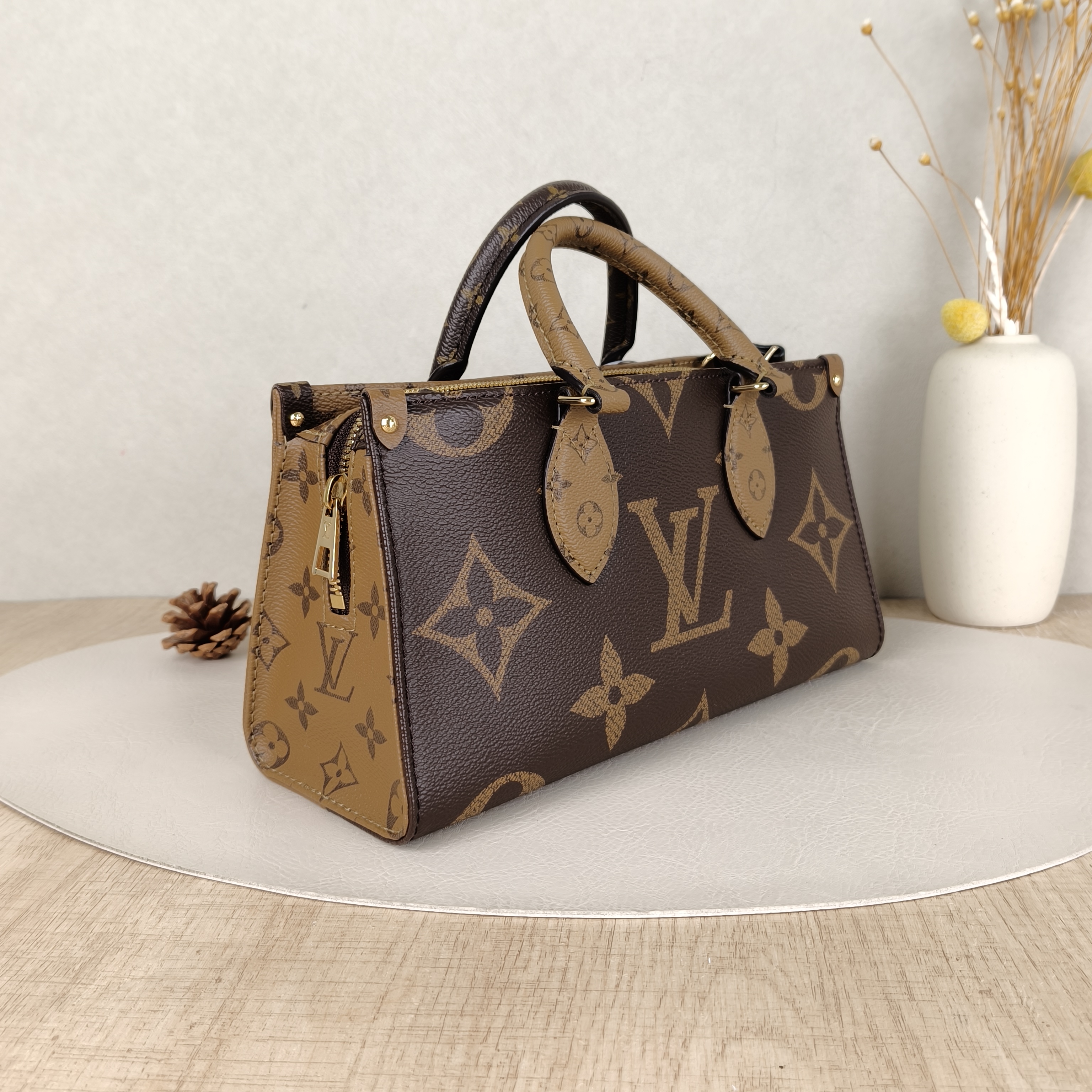 Louis Vuitton Crossbody Bag Onthego East West Monogram PVC Small25 × 10 × 13 cm — cover view 4 of 5