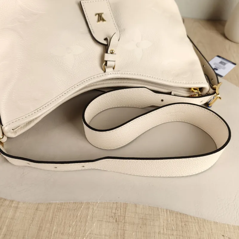 Louis Vuitton Crossbody Bag Carryall White Calfskin Small 29.5 × 12 × 24 cm — detail view 2 of 12