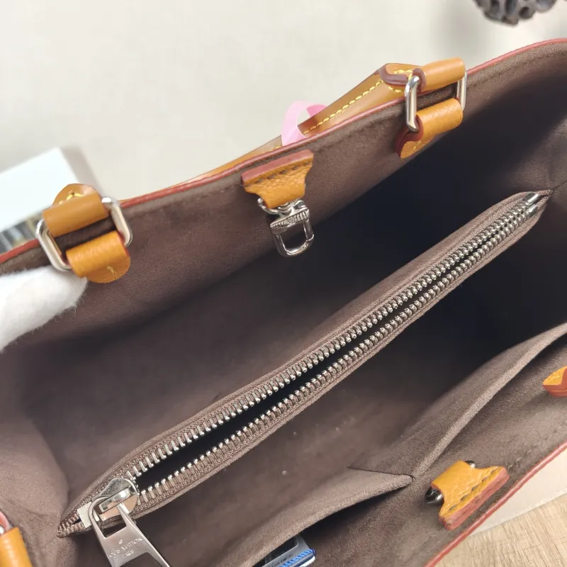 Louis Vuitton Crossbody Bag Marelle Tote Top Handle Bag Epi Embossed Calfskin Medium 30 × 13 × 21 cm — detail view 6 of 12