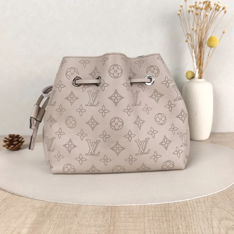 Louis Vuitton Crossbody Bag BELLA Calfskin One Size22 × 14 × 19 cm