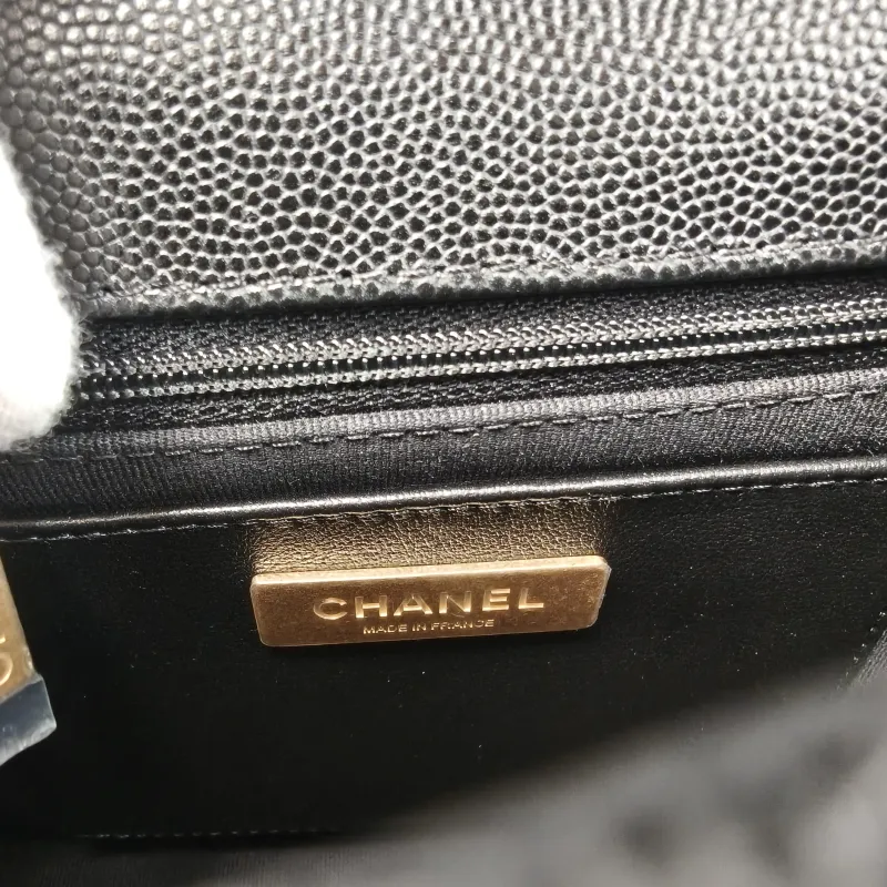 Chanel Crossbody Bag25b Messenger Bag Black Grained Calfskin Small17 × 7 × 16.5 cm — detail view 19 of 20