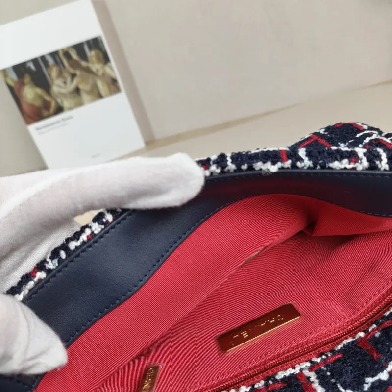 Chanel Crossbody Bag19Bag Navy Small26 × 9 × 16 cm — detail view 12 of 13