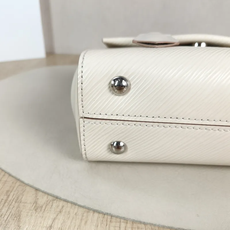 Louis Vuitton Crossbody Bag CLUNY White Epi Embossed Calfskin Mini 20 × 7.5 × 16 cm — detail view 8 of 14