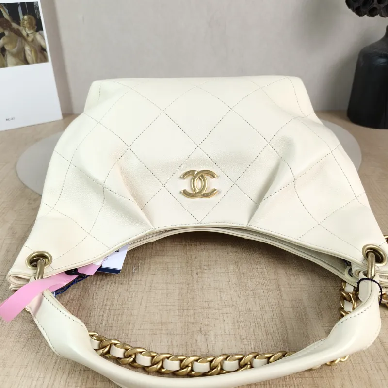 Chanel Crossbody Bag hobo White Lambskin One Size 27 × 11 × 24 cm — detail view 2 of 12