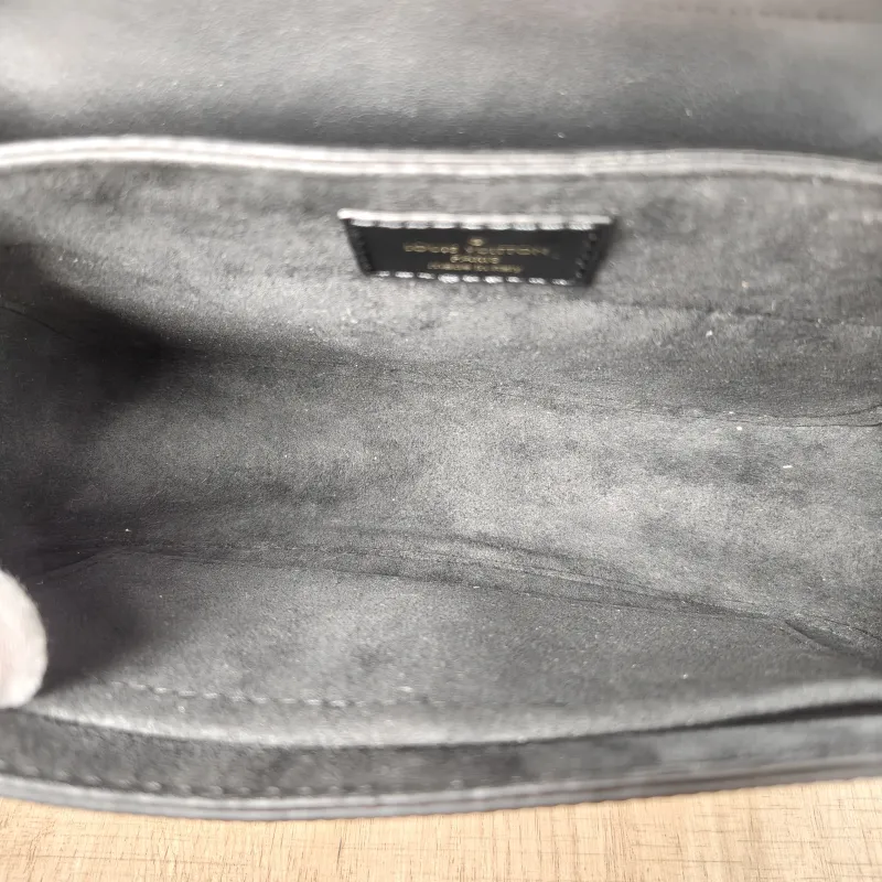 Louis Vuitton Crossbody Bag Hide and Seek Messenger Bag Black Epi Embossed Calfskin One Size21 × 8 × 15 cm — detail view 8 of 18