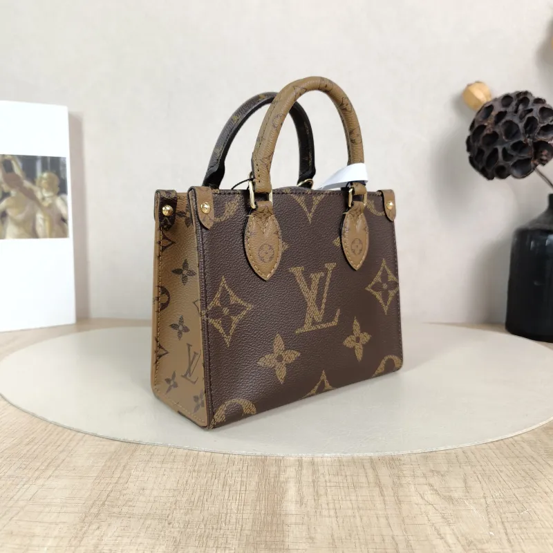 Louis Vuitton Crossbody Bag Onthego BB Monogram PVC BB 18 × 8.5 × 15 cm — cover view 4 of 6