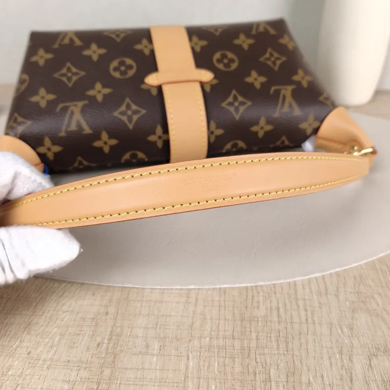 Louis Vuitton Shoulder Bag Pochette Mia Monogram PVC One Size 22 × 8 × 14.5 cm — detail view 4 of 10