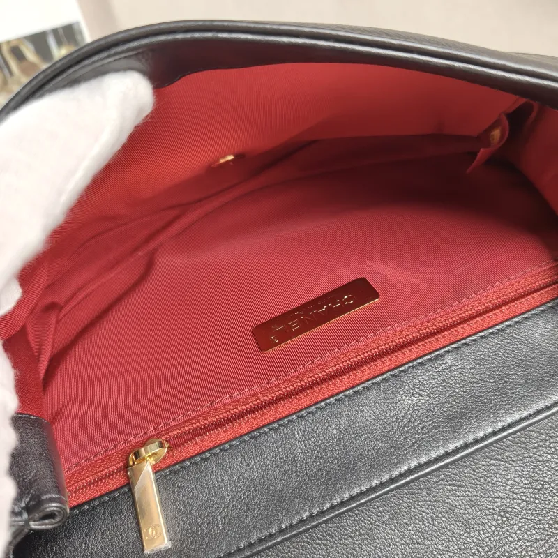 Chanel Crossbody Bag Crossbody Bag Black Calfskin One Size 24 × 6 × 18 cm 28 — detail view 7 of 14