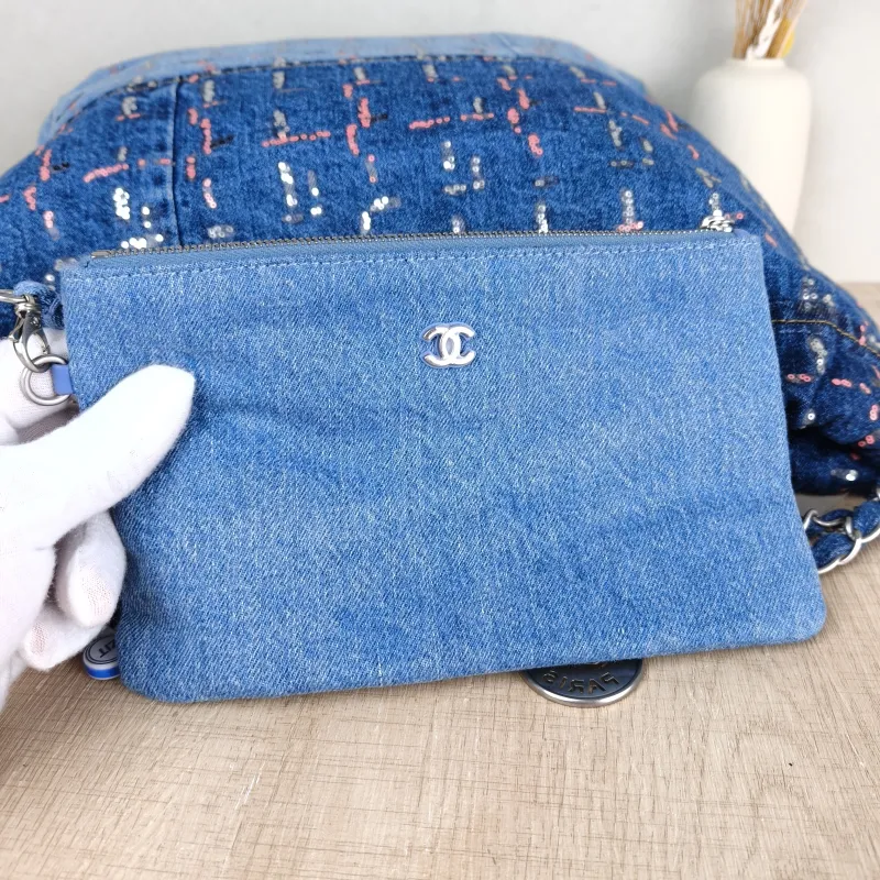 Chanel Shoulder Bag 22Bag Blue Colorblock Medium 39 × 8 × 42 cm — detail view 10 of 14