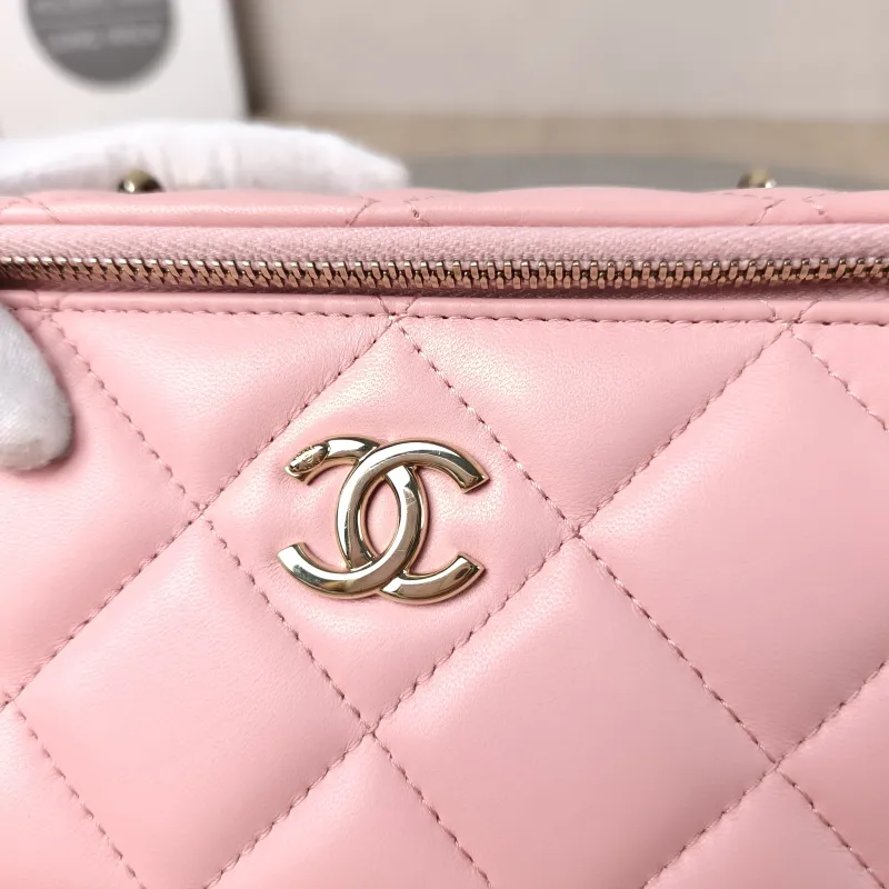 Chanel Crossbody Bag Edition Pink Lambskin One Size 16 × 8 × 9.5 cm 31 — detail view 10 of 12