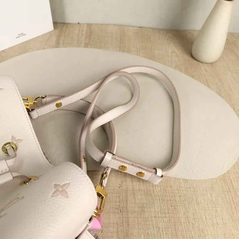 Louis Vuitton Shoulder Bag NÉONOÉ Bucket Bag White Empreinte Embossed Calfskin Medium26 × 17.5 × 26 cm — detail view 4 of 11