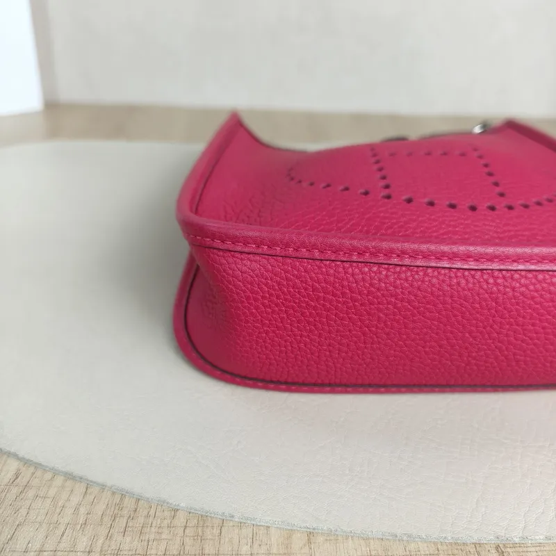 Hermès Crossbody Bag Evelyne Mini 16 Mini 16OD Rose Mexico Taurillon Clemence TC Calfskinmini17 × 5.5 × 18 cm — detail view 1 of 10