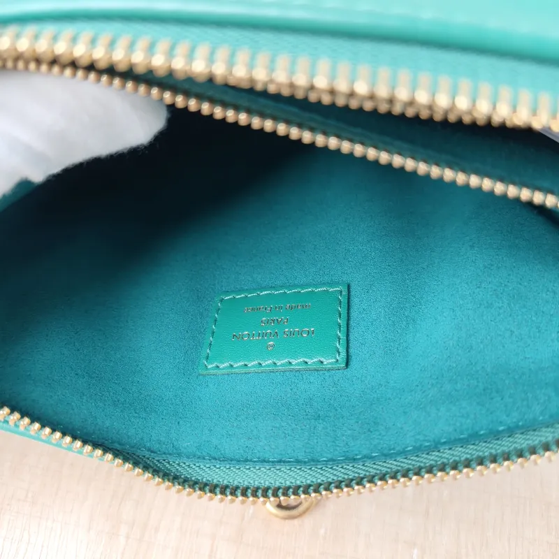 Louis Vuitton Crossbody Bag Coussin BB Green Lambskin BB21 × 7 × 16 cm — detail view 10 of 12