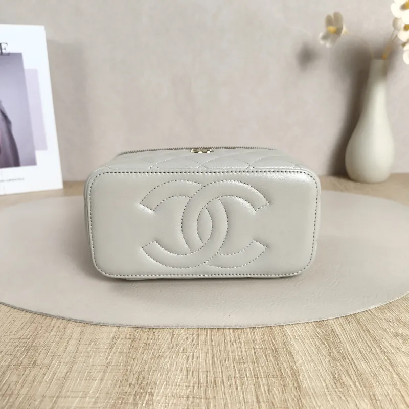 Chanel Crossbody Bag trendy cc Edition Green Lambskin One Size17 × 8 × 9.5 cm — cover view 9 of 12