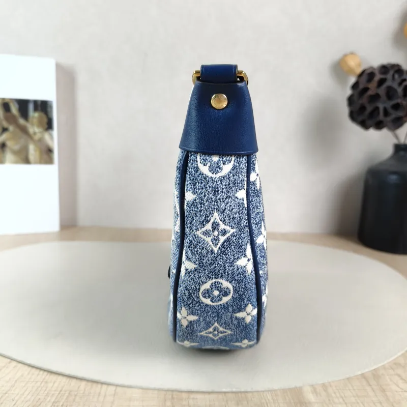Louis Vuitton Crossbody Bag Loop Blue Small 23 × 6 × 13 cm — detail view 12 of 13