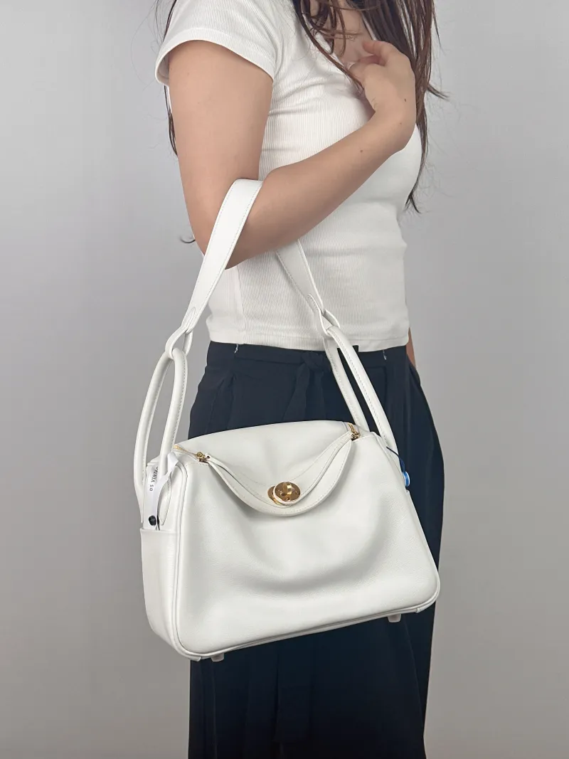 Hermès Crossbody Bag Lindy 2601White Evercolor Calfskin Small26 × 12 × 18 cm — on-model view 2 of 2