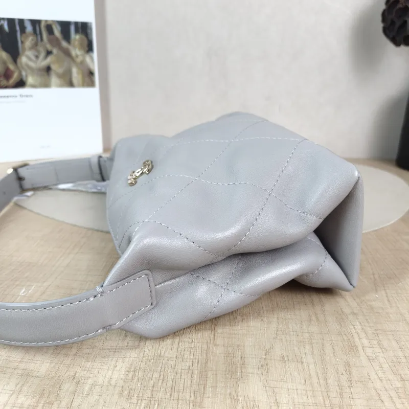 Chanel Shoulder Bag hobo Grey Lambskin One Size 22 × 8 × 16 cm — detail view 3 of 10
