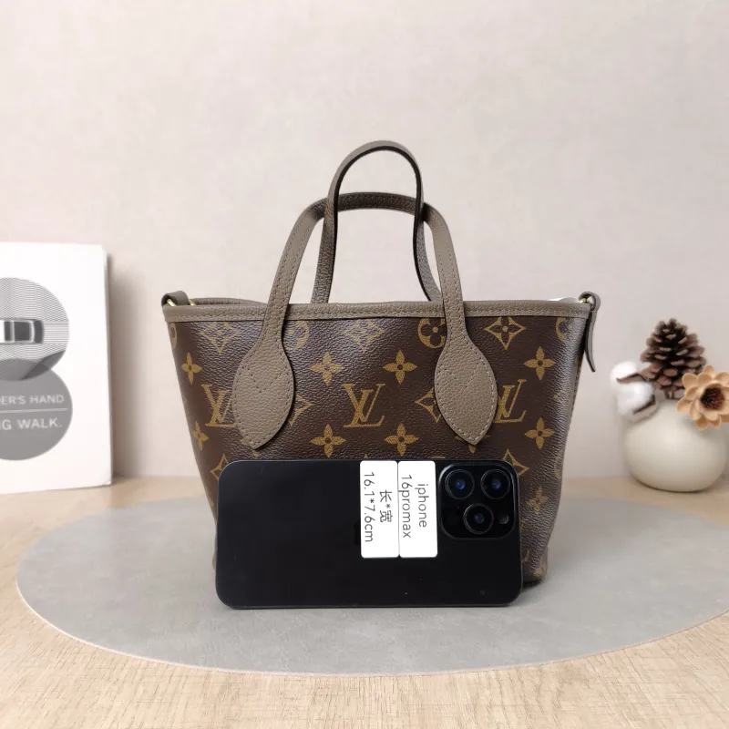 Louis Vuitton Crossbody Bag NEVERFULL INSIDE OUT BB PVC · Calfskin BB26.5 × 11 × 16.5 cm — cover view 5 of 5