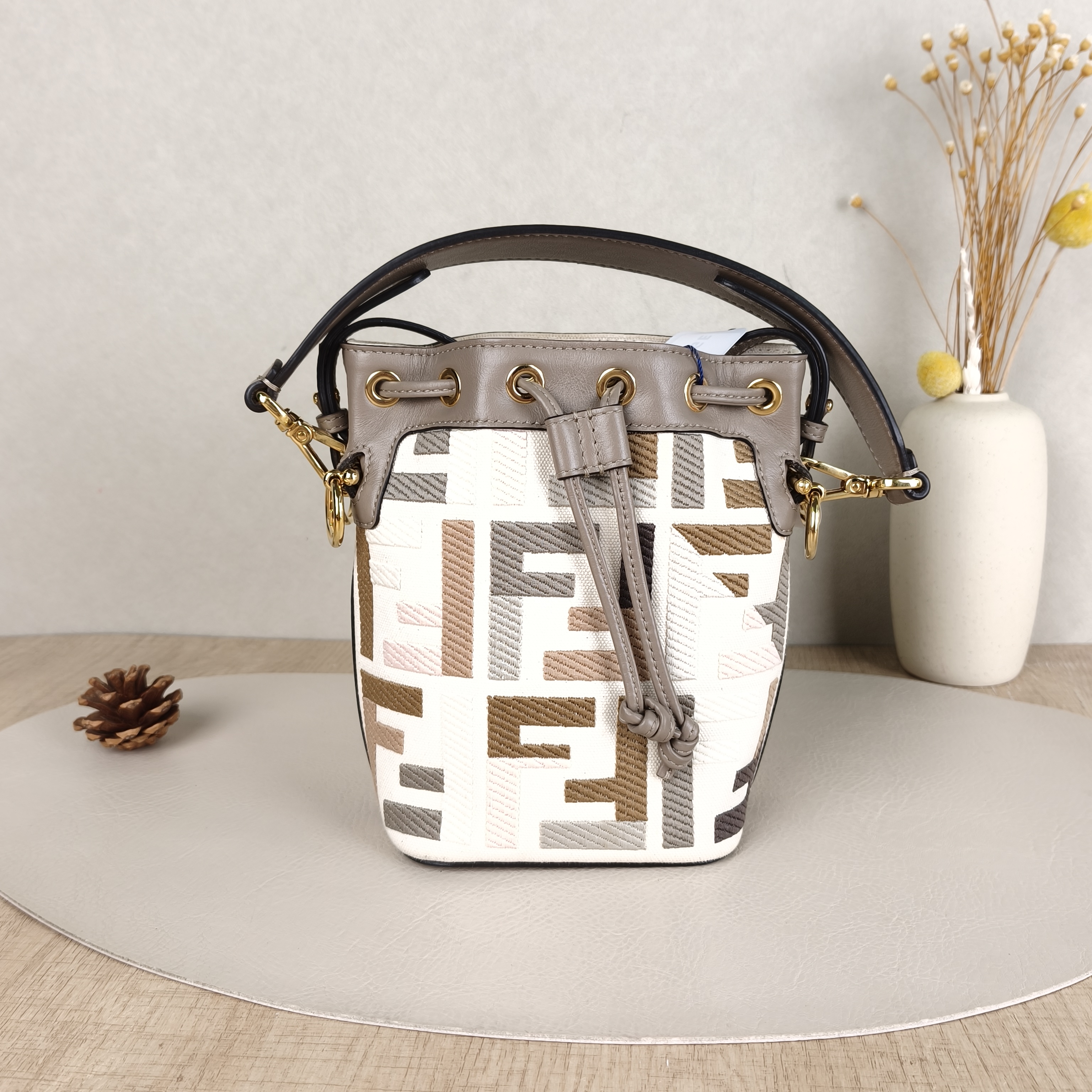 FENDI Crossbody Bag Mon Tresor Bucket Bag Colorblock Canvas Small12 × 10 × 18 cm