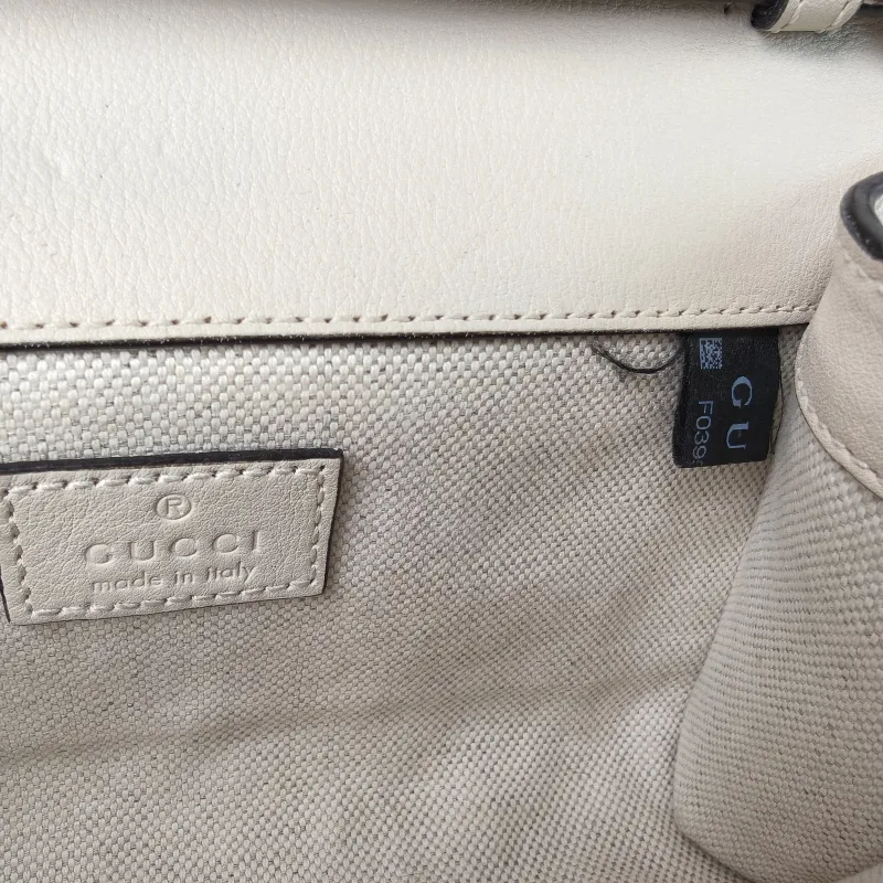 GUCCI Crossbody Bag Diana Crossbody Bag White Calfskin Mini 18.5 × 4 × 11 cm — detail view 14 of 15