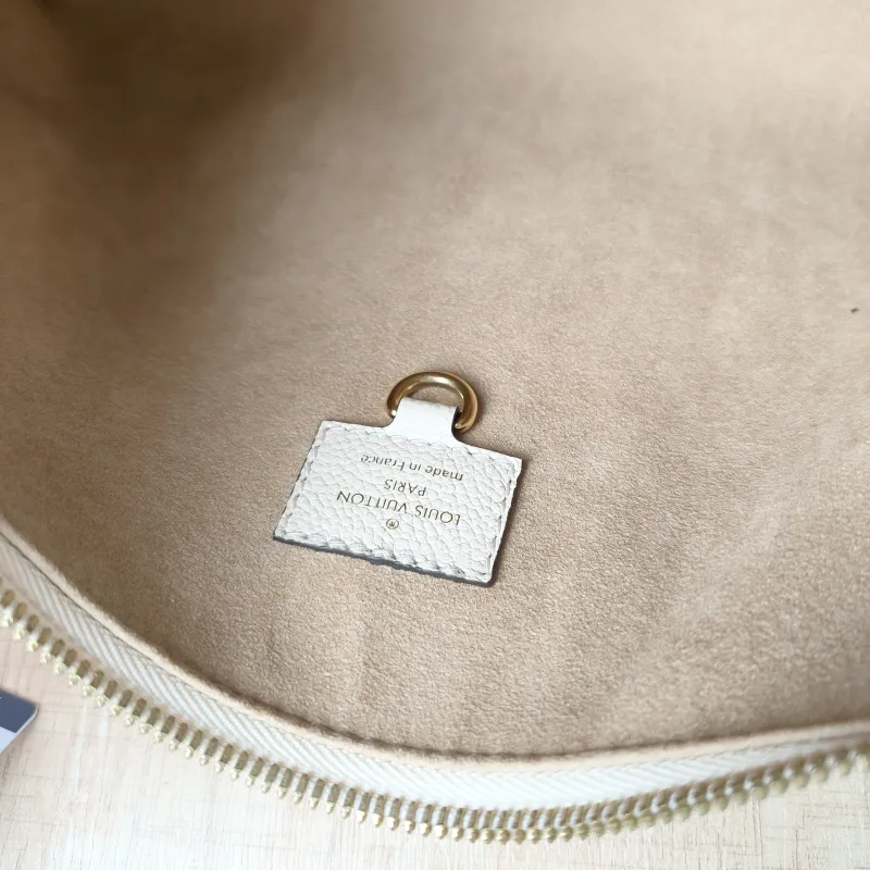Louis Vuitton Shoulder Bag SAC SPORT Shoulder Bag White Calfskin One Size27 × 10.5 × 22 cm — detail view 14 of 15