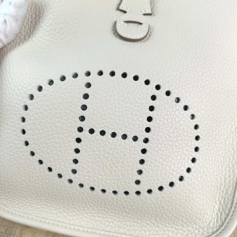 Hermès Crossbody Bag Evelyne 23 23 10Craie Taurillon Clemence TC Calfskin 23 × 6 × 24 cm G — detail view 6 of 11