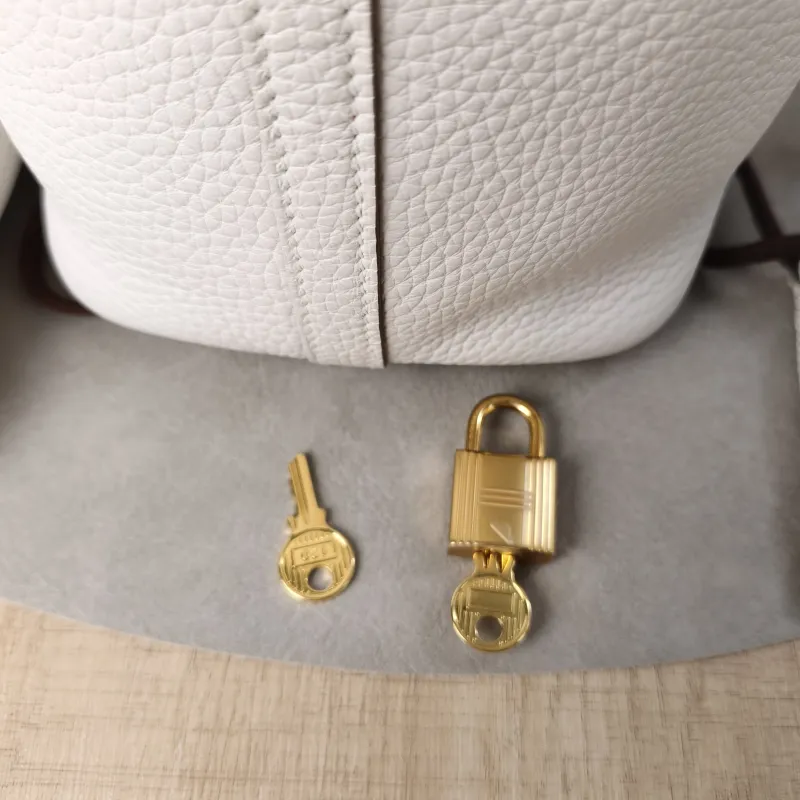 Hermès Top Handle Bag Picotin Lock 18 18M4 Grey Taurillon Clemence TC Calfskin Small18 × 13 × 18 cm — detail view 4 of 15