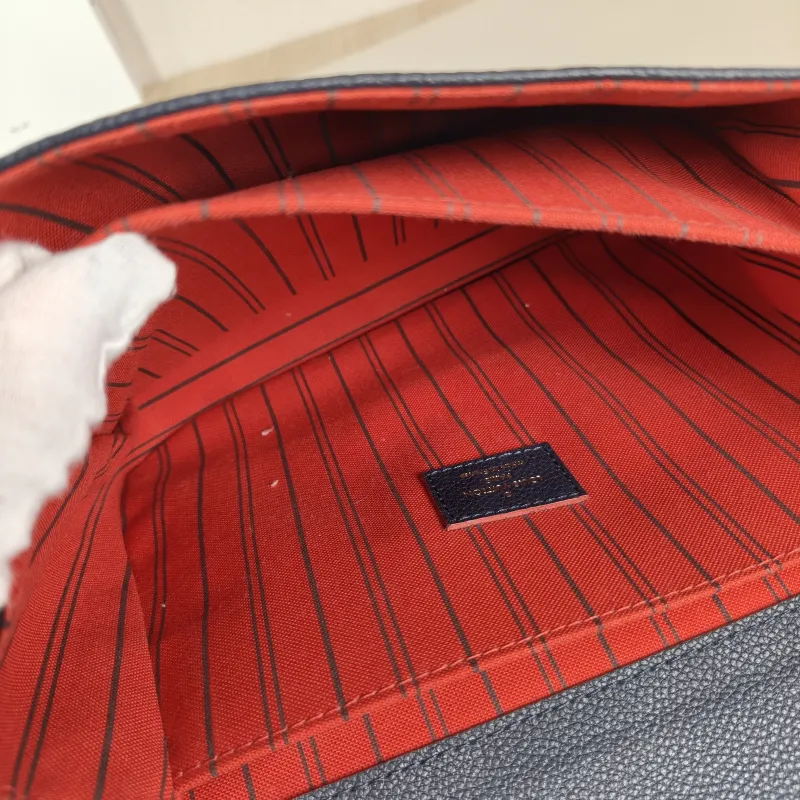 Louis Vuitton Crossbody Bag Pochette Métis · Monogram Empreinte Embossed Calfskin Medium 25 × 7 × 19 cm — detail view 5 of 13