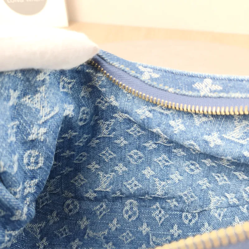 Louis Vuitton Shoulder Bag Croissant Blue Medium 25 × 5 × 15 cm — detail view 3 of 12