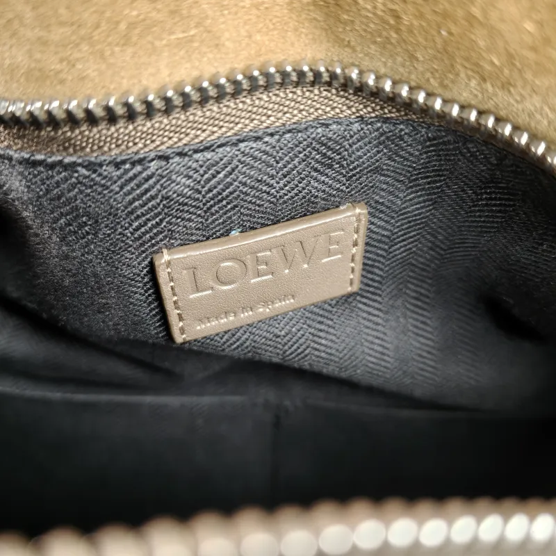 LOEWE Crossbody Bag Puzzle Brown Calfskin Medium 29 × 14 × 19.5 cm — detail view 9 of 12