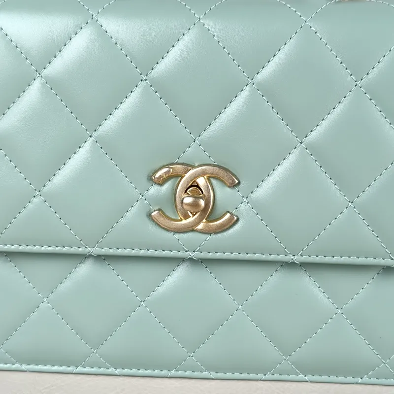 Chanel Crossbody Bag Green Calfskin One Size 22 × 7 × 16 cm — detail view 9 of 14
