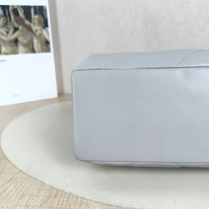 Chanel Shoulder Bag hobo Grey Lambskin 21.5 × 8.5 × 16 cm — detail view 6 of 12