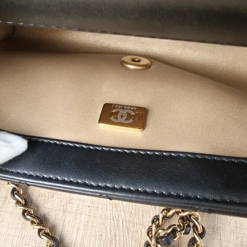 Chanel Crossbody Bag24b Crossbody Bag Black Lambskin One Size20 × 5 × 14 cm — detail view 1 of 14
