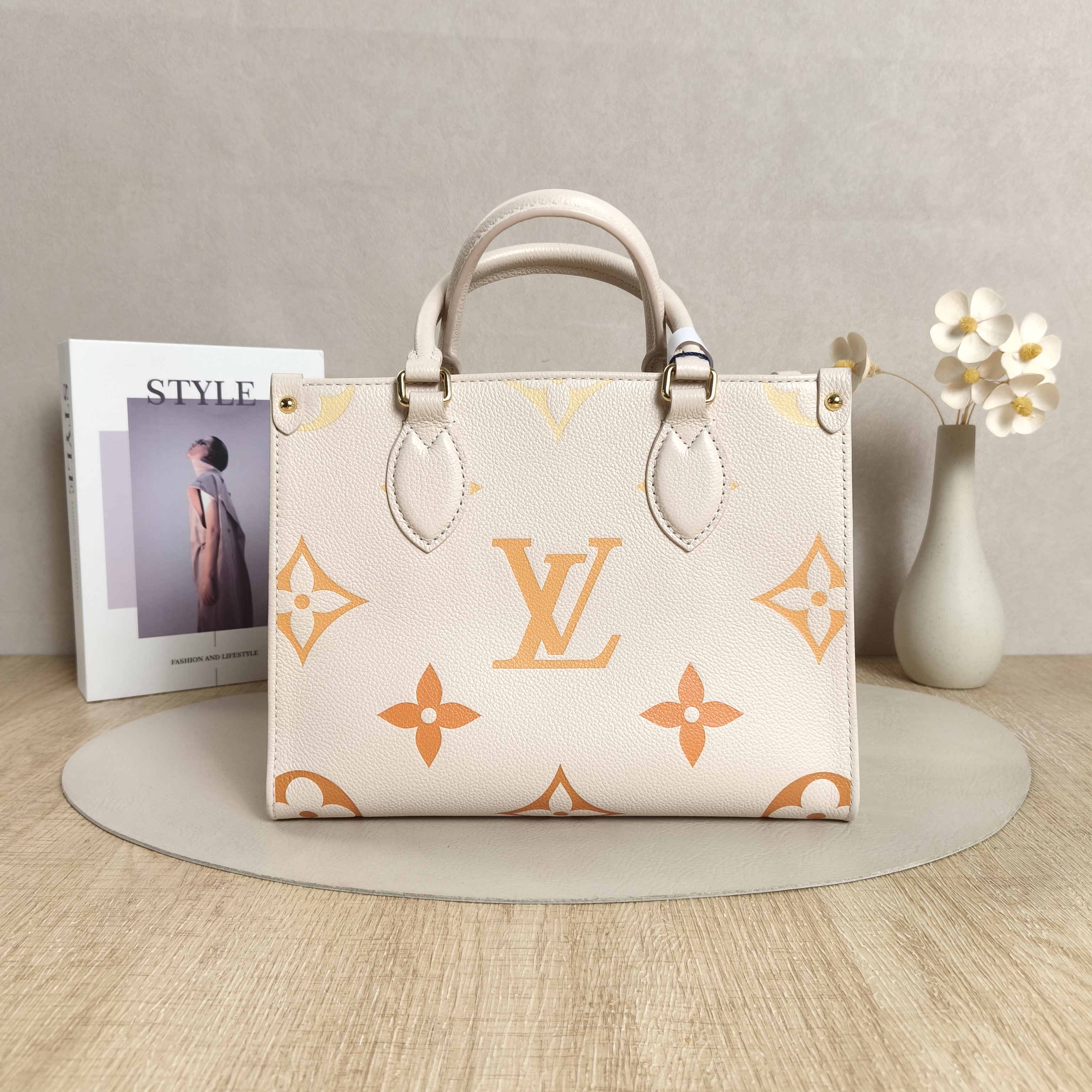 Louis Vuitton Onthe Go Small Calfskin Microchip Edition · Shoulder Strap · 25 × 11.5 × 19 cm