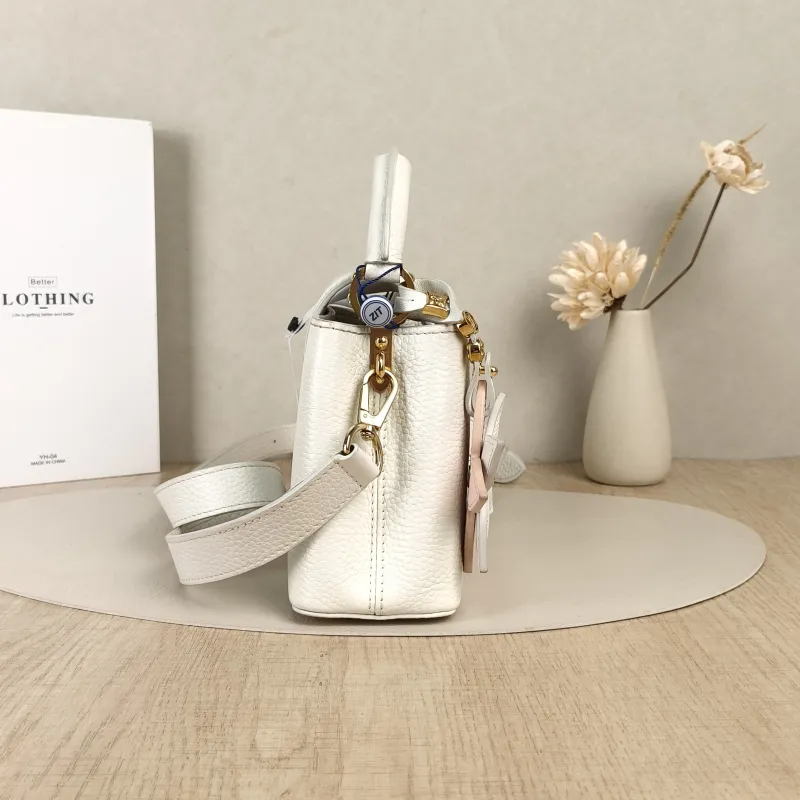 Louis Vuitton Crossbody Bag Capucines White Calfskinmini21 × 8 × 14 cm — detail view 9 of 11