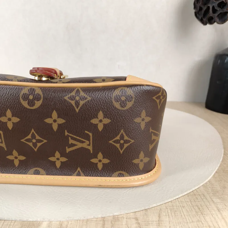 Louis Vuitton Crossbody Bag Diane Baguette Bag Shoulder Strap PVC Small 24 × 9 × 15 cm — detail view 5 of 11