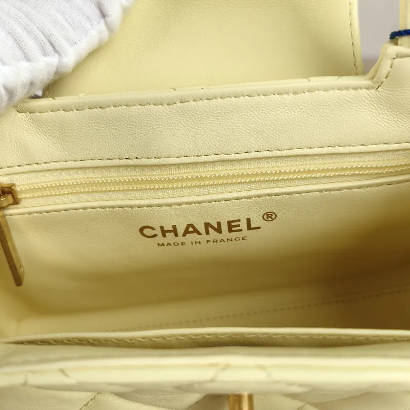 Chanel Crossbody Bag Kelly Yellow Lambskin mini19 × 7 × 13 cm — detail view 10 of 12