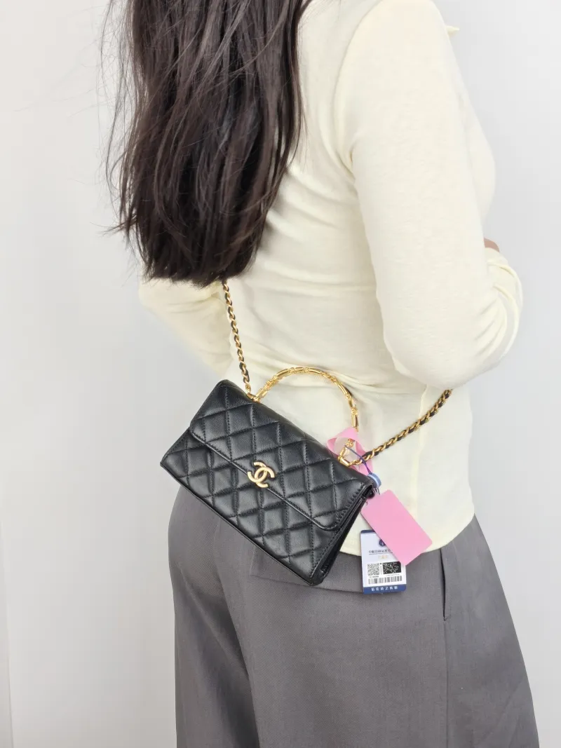 Chanel Crossbody Bag kelly Black Lambskin One Size 18.5 × 4.5 × 10 cm — on-model view 3 of 3