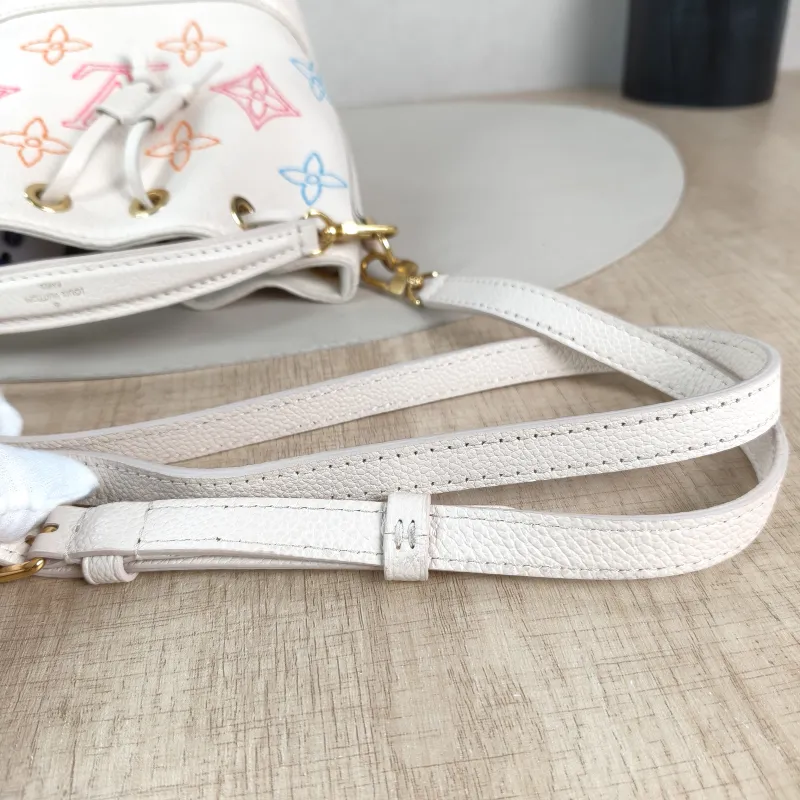 Louis Vuitton Crossbody Bag NANO NOÉ Bucket Bag Nano White · Embroidered Calfskinnano13 × 10 × 16 cm — detail view 6 of 11