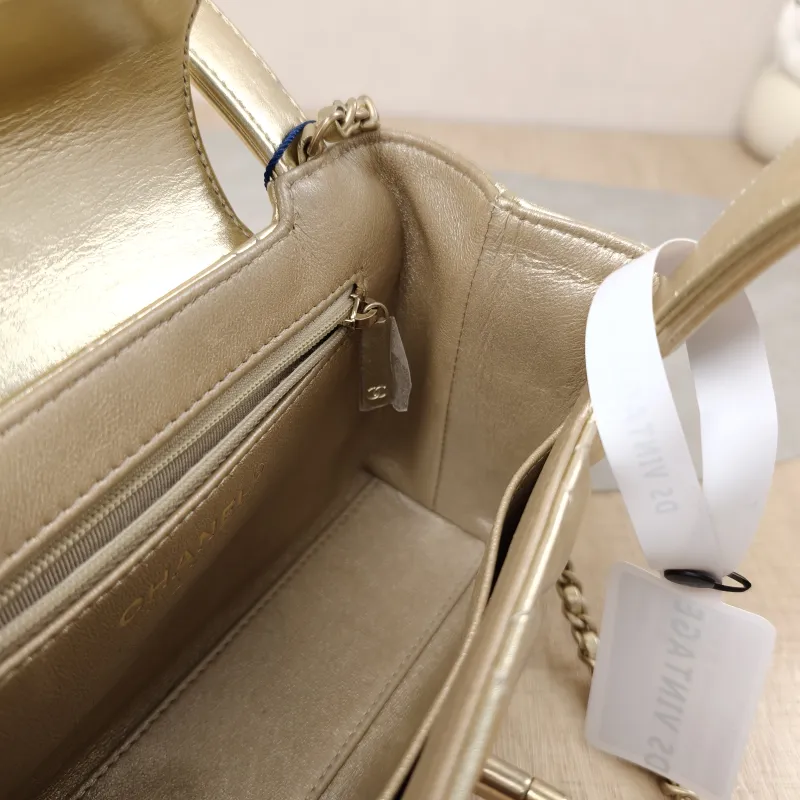 Chanel Crossbody Bag Kelly Gold Lambskin19 × 7 × 13 cm — detail view 12 of 16