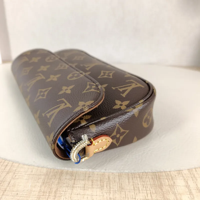 Louis Vuitton Crossbody Bag IVY Monogram PVC Small23.5 × 4.3 × 12 cm — detail view 12 of 13
