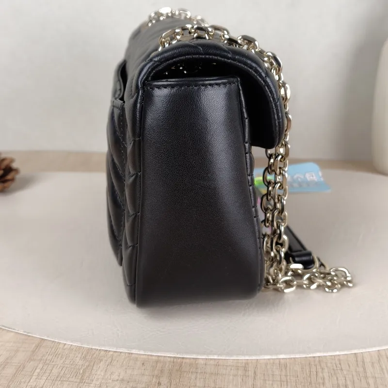 GUCCI Crossbody Bag GG Marmont Medium Marmont 26Black with Gold-Tone Hardware Lambskin Medium26 × 7 × 15 cm — detail view 3 of 15