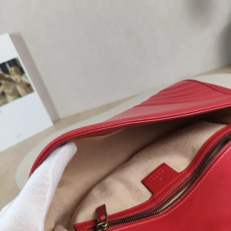 GUCCI Crossbody Bag GG Marmont Medium Marmont 26 Red Calfskin Medium 26 × 7 × 15 cm — detail view 4 of 13