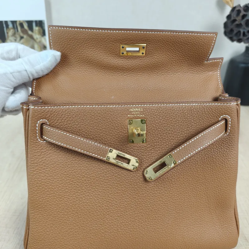 Hermès Shoulder Bag Kelly 25 Gold-Tone Hardware 37Gold Togo Calfskin Small 25 × 7 × 17 cm — detail view 4 of 14