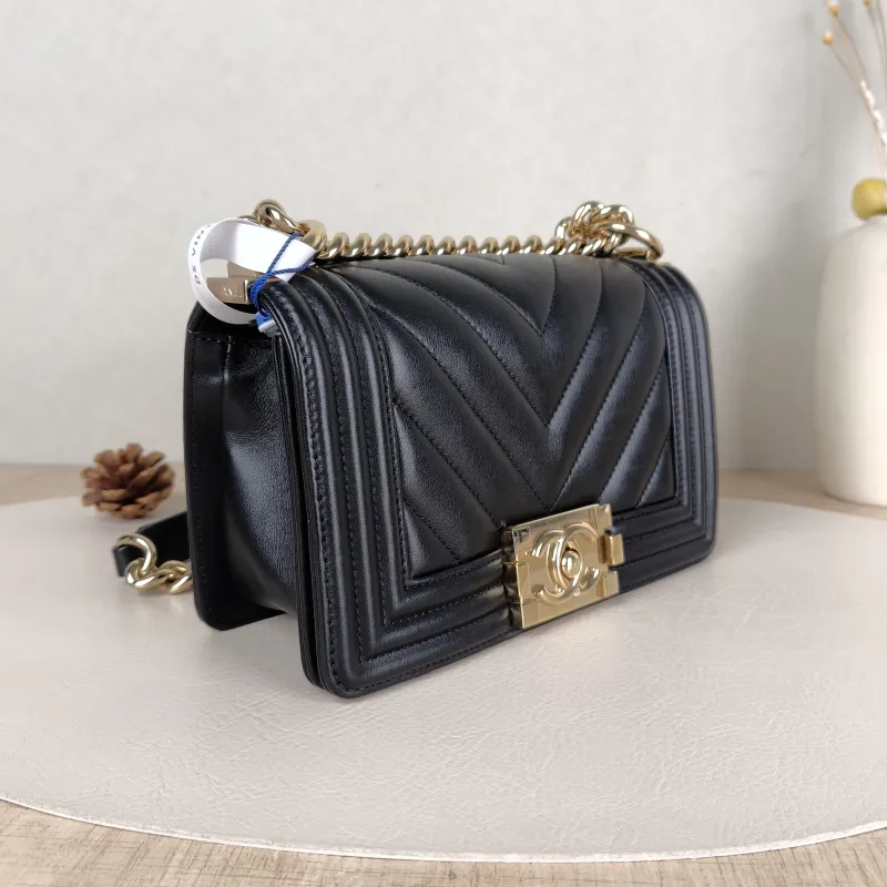 Chanel Crossbody Bagv Le Boy​Black Calfskin Small20.5 × 8.5 × 12 cm — cover view 4 of 5