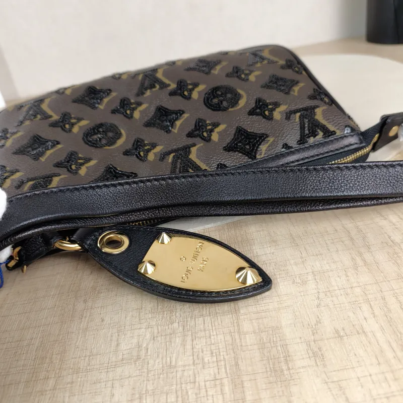 Louis Vuitton Shoulder Bag Pochette Accessoires Monogram PVC · One Size22 × 4 × 13 cm — detail view 5 of 9