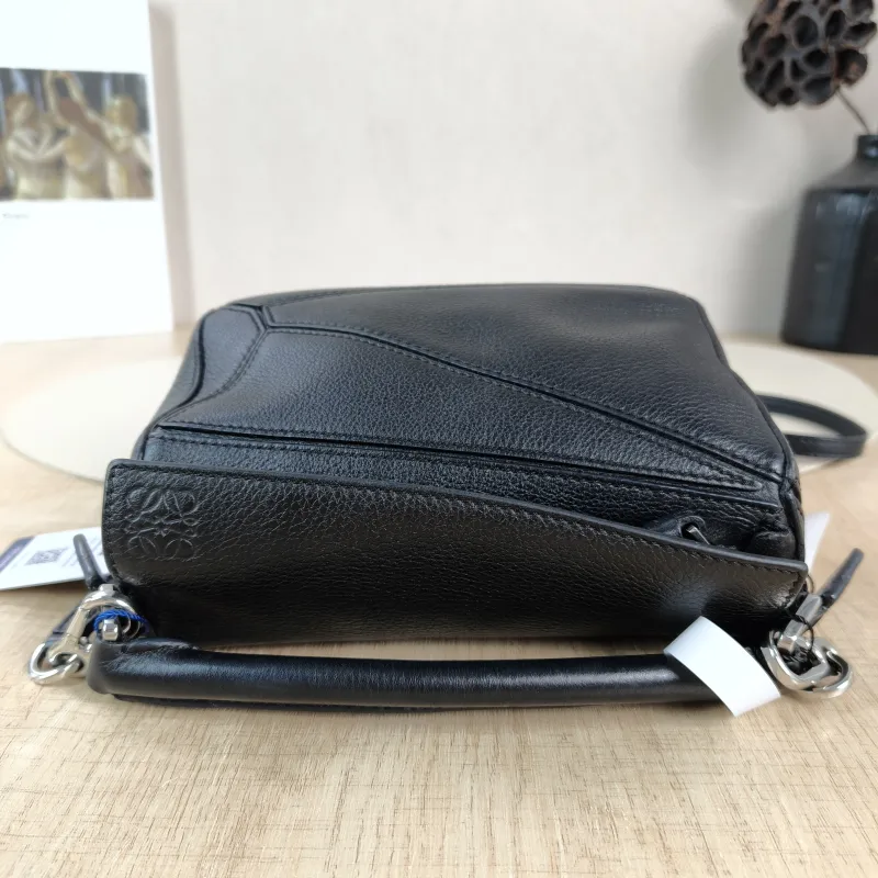 LOEWE Crossbody Bag Puzzle Black CC alfskin Mini 18 × 8 × 12.5 cm — detail view 4 of 11